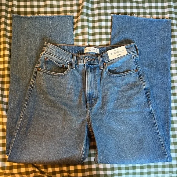 Abercrombie High Rise 90s Relaxed Frayed Hem Jean - NWT - Picture 2 of 6
